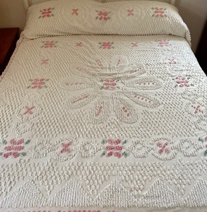 lot 7 image: Vintage Chenille FullQueen Bedspread (bed not included)