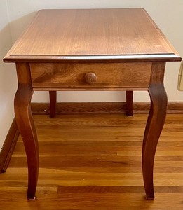 lot 10 image: Excellent End Table with Drawer