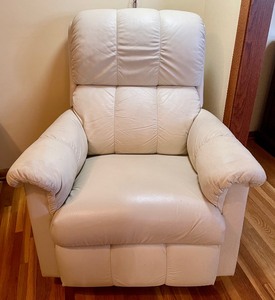 lot 17 image: CreamWhite Leather Recliner