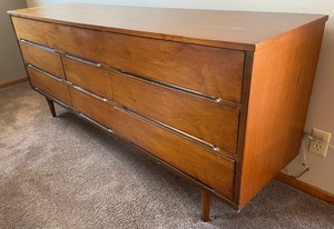 lot 23 image: Mid Century Modern Dresser