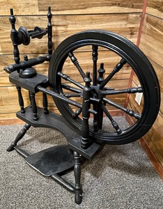 lot 34 image: Vintage Spinning Wheel