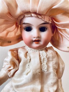 lot 28 image: Vintage German Doll