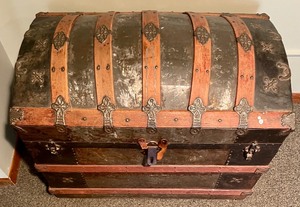 lot 37 image: Vintage Chest