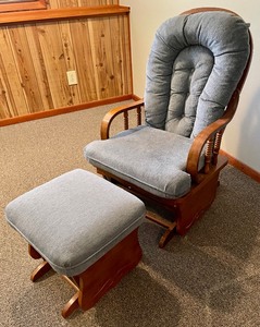lot 38 image: GliderRocking Chair with Ottoman