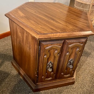 lot 39 image: Vintage End Table with Storage