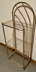 lot 101 image: Golden Shelf