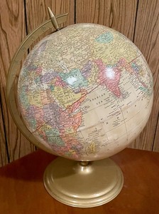 lot 114 image: Rotating Table Top Globe
