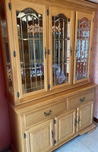 lot 132 image: Beautiful Oak Display Hutch with Storage