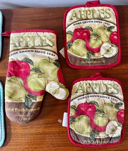 lot 151 image: Variety of  Oven Mitts and Hot Pads