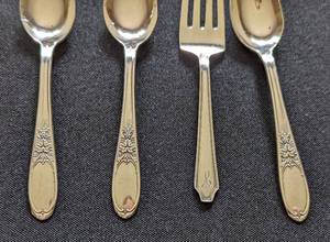 lot 172 image: Assorted Vintage Silver Plated Flatware