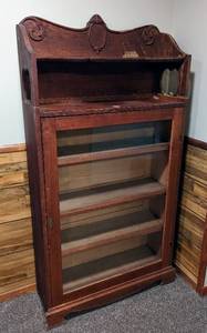 lot 194 image: Vintage Wood Display Cabinet