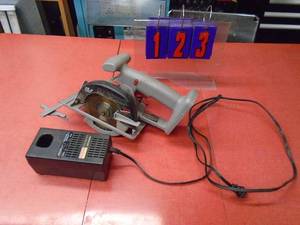Craftsman 19.2 volt circular saw with charger. No battery. Tested & works.
