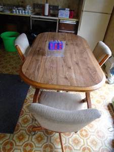 Kithcen table & 3 chairs. Good condition. As shown.
