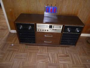 Montgomery Wards radioturn table8 track. Item is heavy & locted upstairs so bring help for removal. As shown.