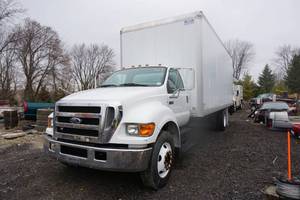 lot 1 image: 2005 Ford F-650 XLT Super Duty 24 Box Truck