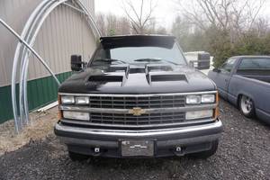 lot 2 image: 1989 Chevy 3500 Dually Pick Up Truck With Rear Mount Car Hauler