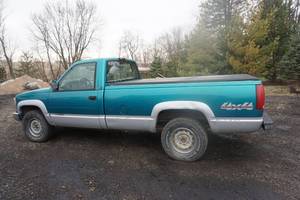 lot 7 image: 1994 GMC Sierra 1500 SL 4 x 4 Pick Up Truck
