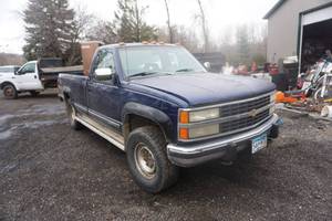 lot 6 image: 1993 Chevrolet Silverado 2500 4 x 4 Pick Up Truck