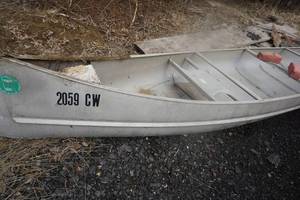 lot 15 image: 17 Alumacraft Canoe