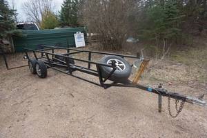 lot 8 image: 2008 20 Tandem Axle Pontoon Trailer