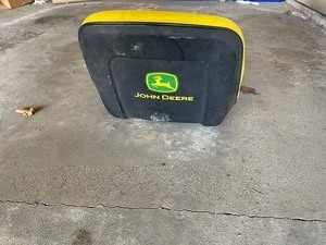 lot 22 image: John Deere Garden Tractor Lawn Mower Seat