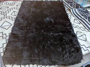 lot 23 image: Ashler Ultra Soft Faux Sheepskin Fur Rug, Black, 5 x 8