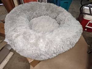 lot 30 image: Ultra-Soft Shaggy Donut Pet Bed, Large, Gray