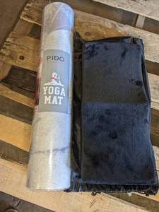 lot 91 image: Pido Yoga Mat & 8Licious Yoga Bolster