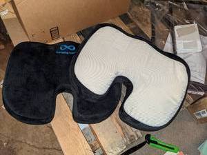 lot 307 image: 2 Everlasting Comfort Memory Foam Seat Cushions, Black