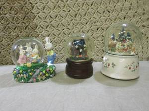 (BS) 3 Snow Globes 2 are Music Boxe...