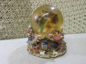 (FS) Large Snow Globe Animated Musi...