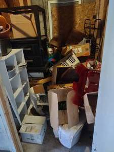 Unit A2 abandonded stored goods - 6 x 10 room