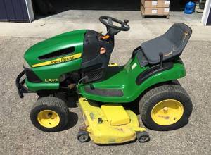 John Deere LA 175 Riding Lawn Mower