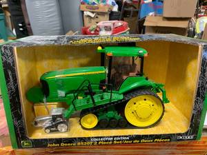 lot 2 image: Ertl John Deere 8520T Two Piece Set 116