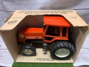 lot 17 image: Vintage Ertl Allis Chalmers 8010 Tractor with Cab 116