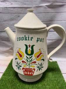 lot 32 image: 1960 Mccoy Dutch Folk Art Cookie Pot 12 InchTall