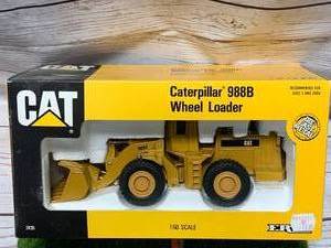 lot 39 image: Ertl Caterpillar 988B Wheel Loader 150