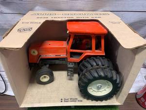 lot 52 image: Allis Chalmers 8030 Tractor with Cab 116