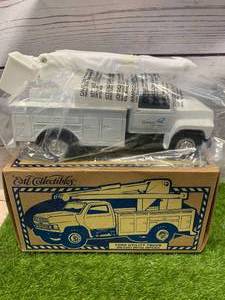 lot 65 image: Ertl Ford Utility Quest Truck