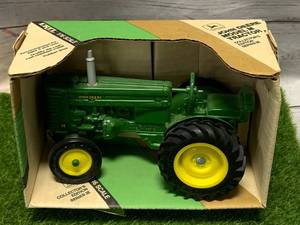 lot 70 image: John Deere Model M Tractor 116