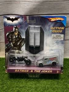 lot 78 image: Hot Wheels Action Duos M7513 Batman & The Joker