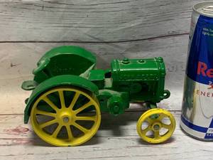 lot 102 image: Vintage John Deere Metal Tractor