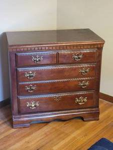 Stunning Mahogany 3 Drawer Dresser