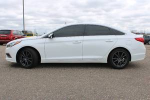 lot 4 image: 2017 Hyundai Sonata - 2 OWNERS
