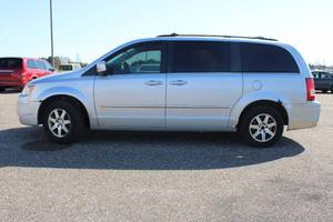lot 9 image: 2009 Chrysler Town and Country Touring