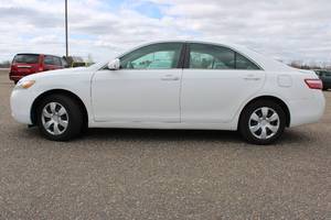 lot 8 image: 2009 Toyota Camry LE - 2 OWNERS