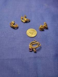 lot 104 image: Gold Colored Earing lot