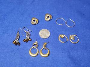 lot 106 image: Gold Colored Earing lot