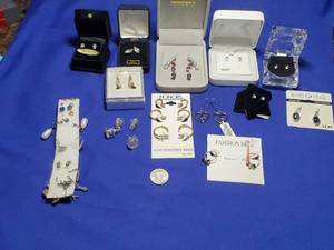 lot 130 image: Lot of mixed earrings