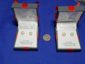 lot 125 image: set of 2 Sterling Silver cultured freshwater pearl earrings